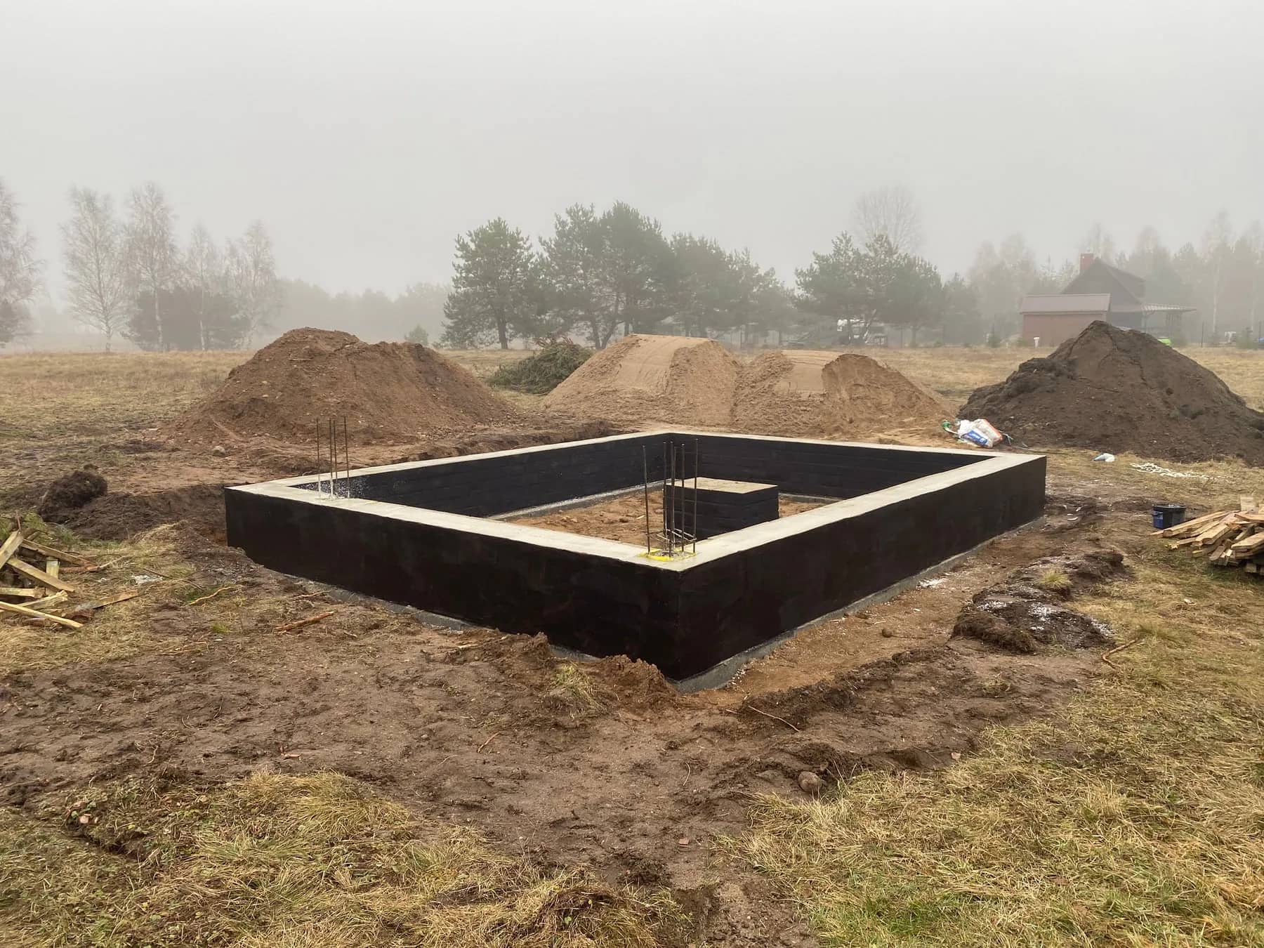 Widok boczny budynku z bloczków z widocznym dachem dwuspadowym