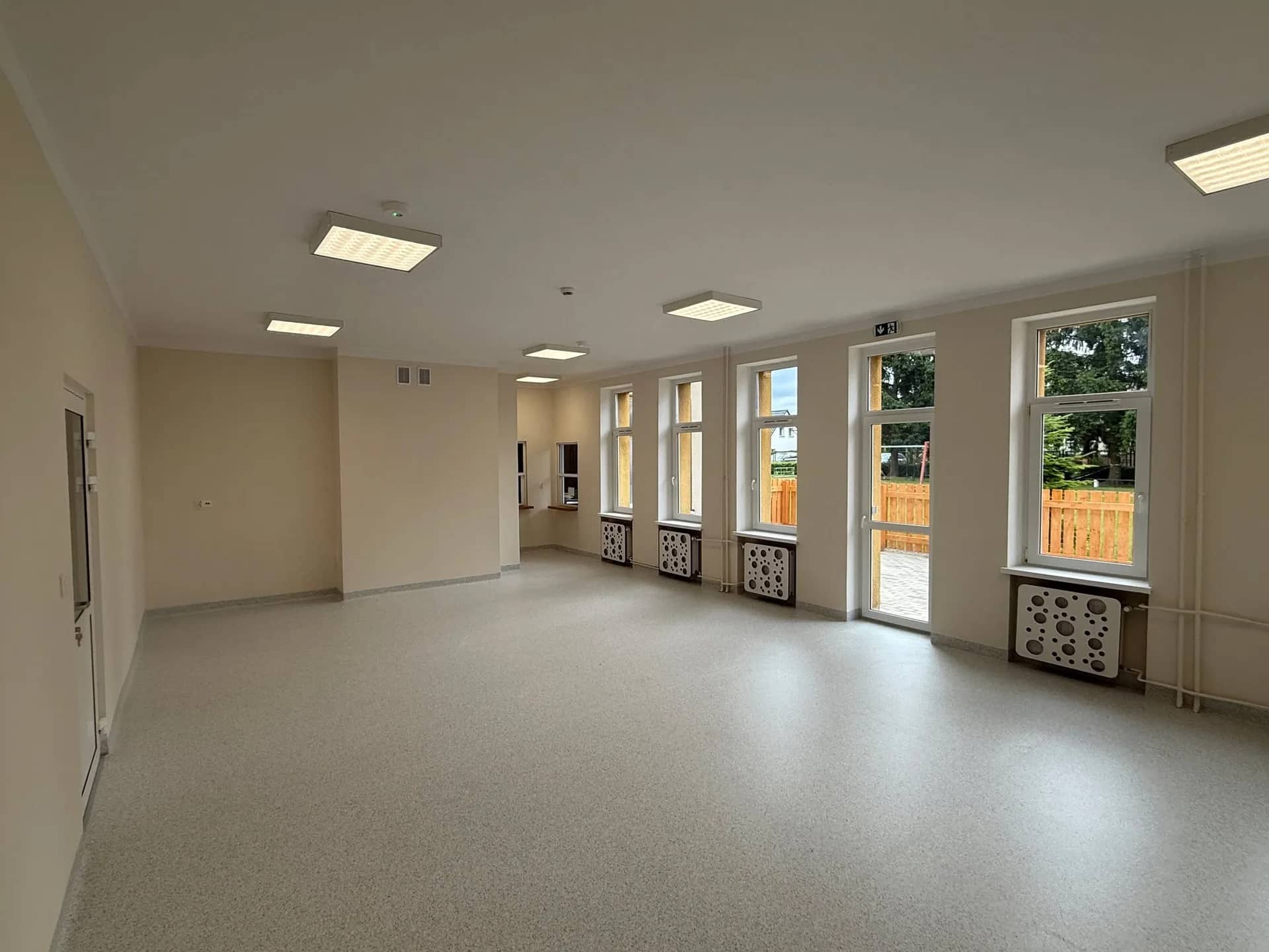 Przestronna sala żłobkowa w Czaplinku z wyjściem na plac zabaw