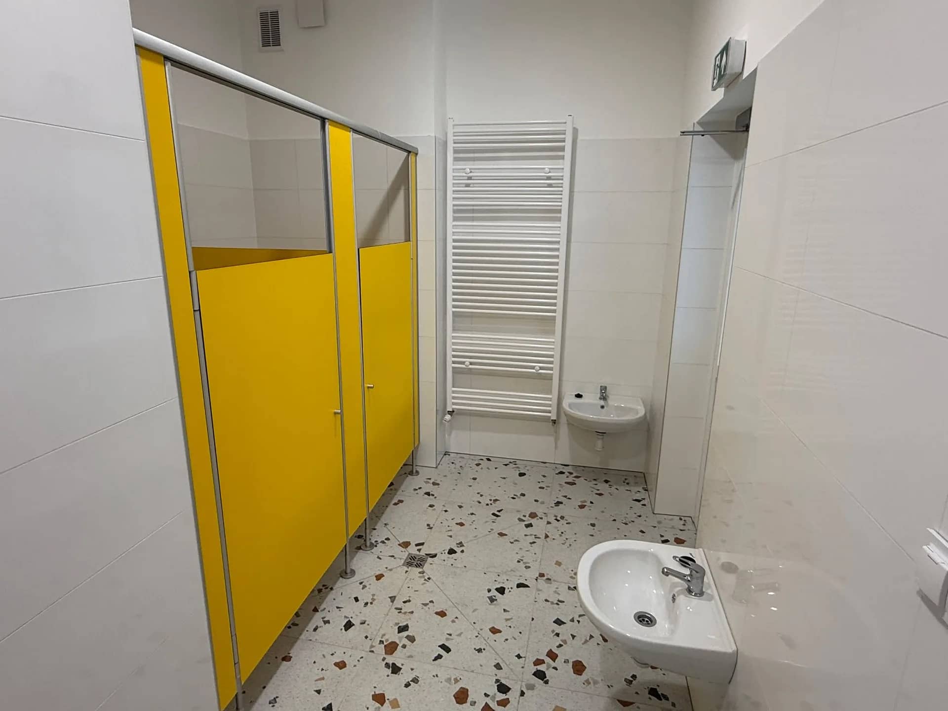 Sanitariaty w żłobku w Czaplinku z osłonami grzejników i kabinami dla najmłodszych