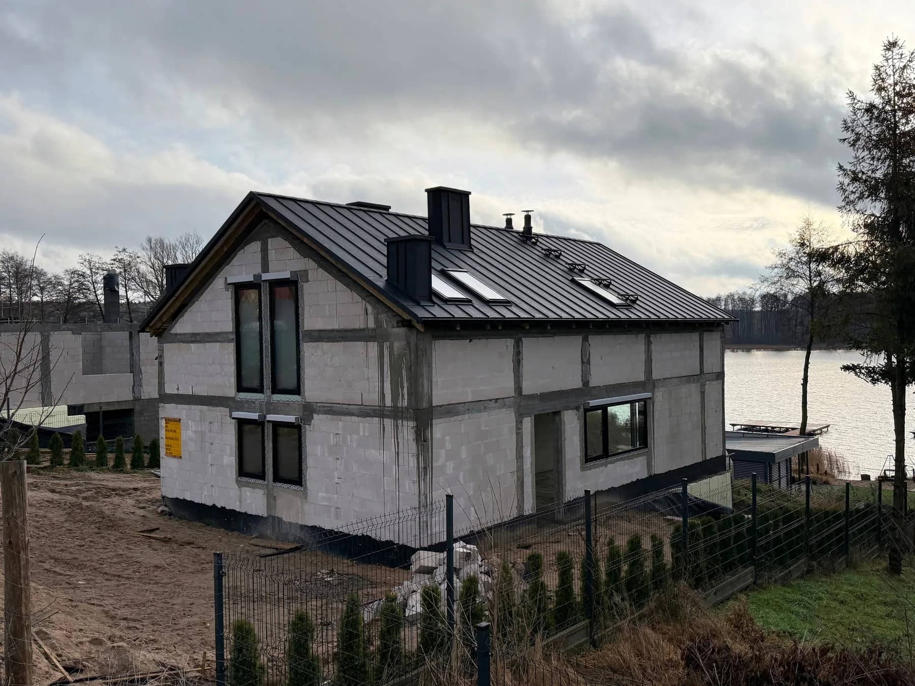 Panoramiczny widok na budynek i otaczający krajobraz z jeziorem w tle