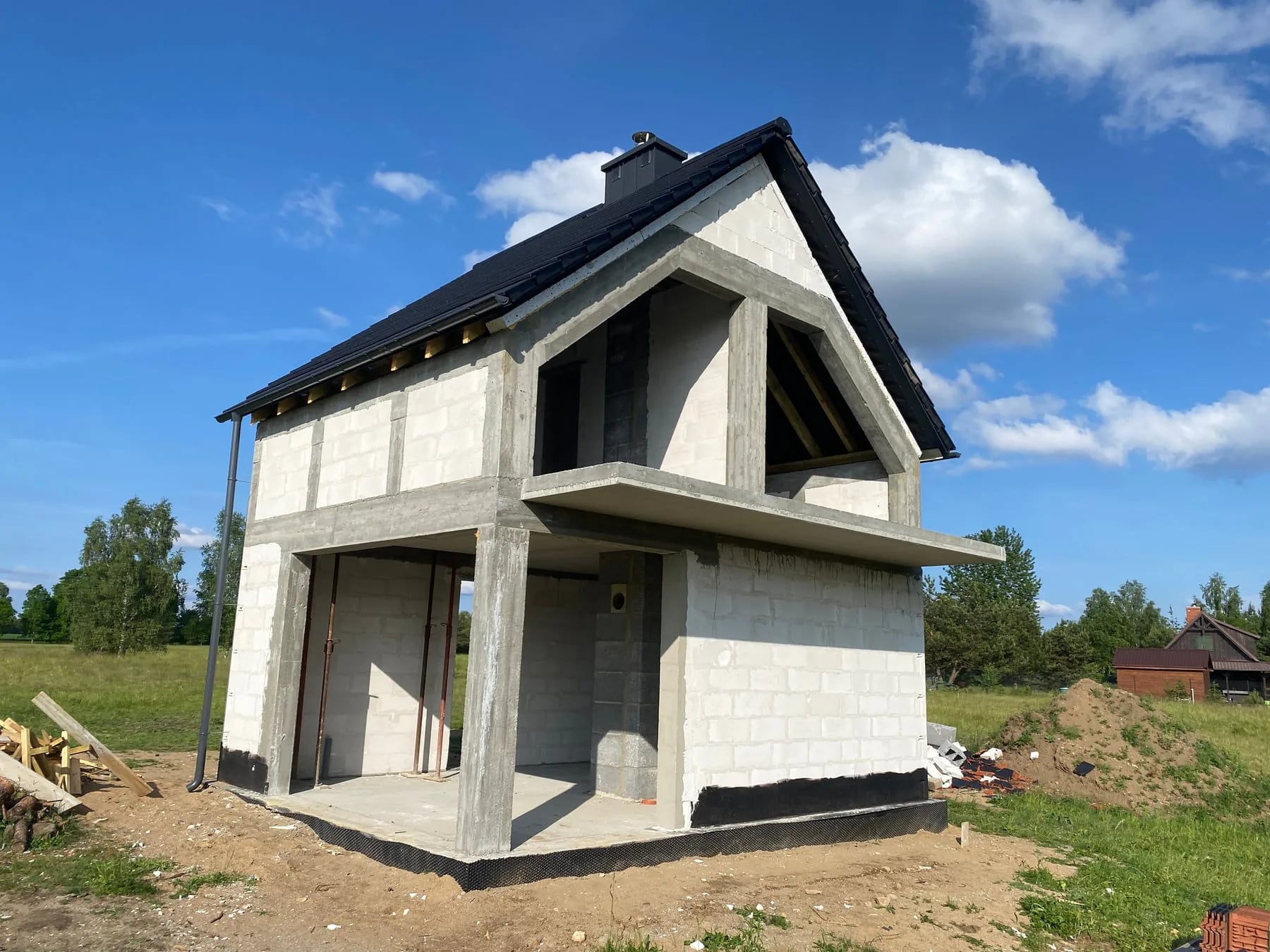 Budynek w Dołgiem — konstrukcja dachowa z więźbą drewnianą