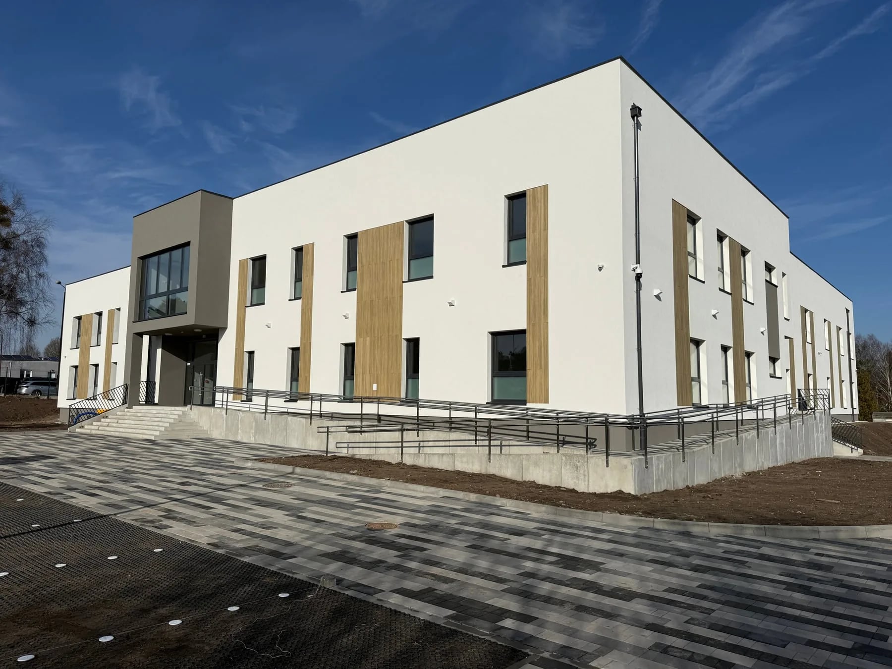 Ukończony zakład opiekuńczo-pielęgnacyjny o powierzchni ponad 1700 m² — widok elewacji bocznej